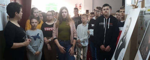 Młodzież szkolna zwiedza wystawę o Stanisławie Moniuszce